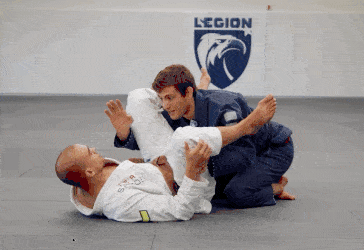 can't-reach-the-collar-when-pressure-passing-the-double-unders-in-jiu-jitsu 
